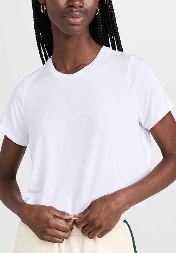 大人気【Alo Yoga】Cropped All Day クロップド ロゴ Tシャツ (ALO